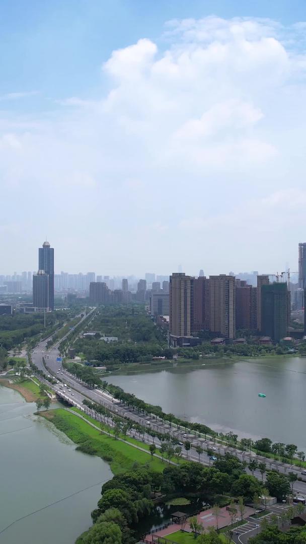 航拍城市蓝天白云晴天自然天气湖景高楼道路街景素材视频的预览图