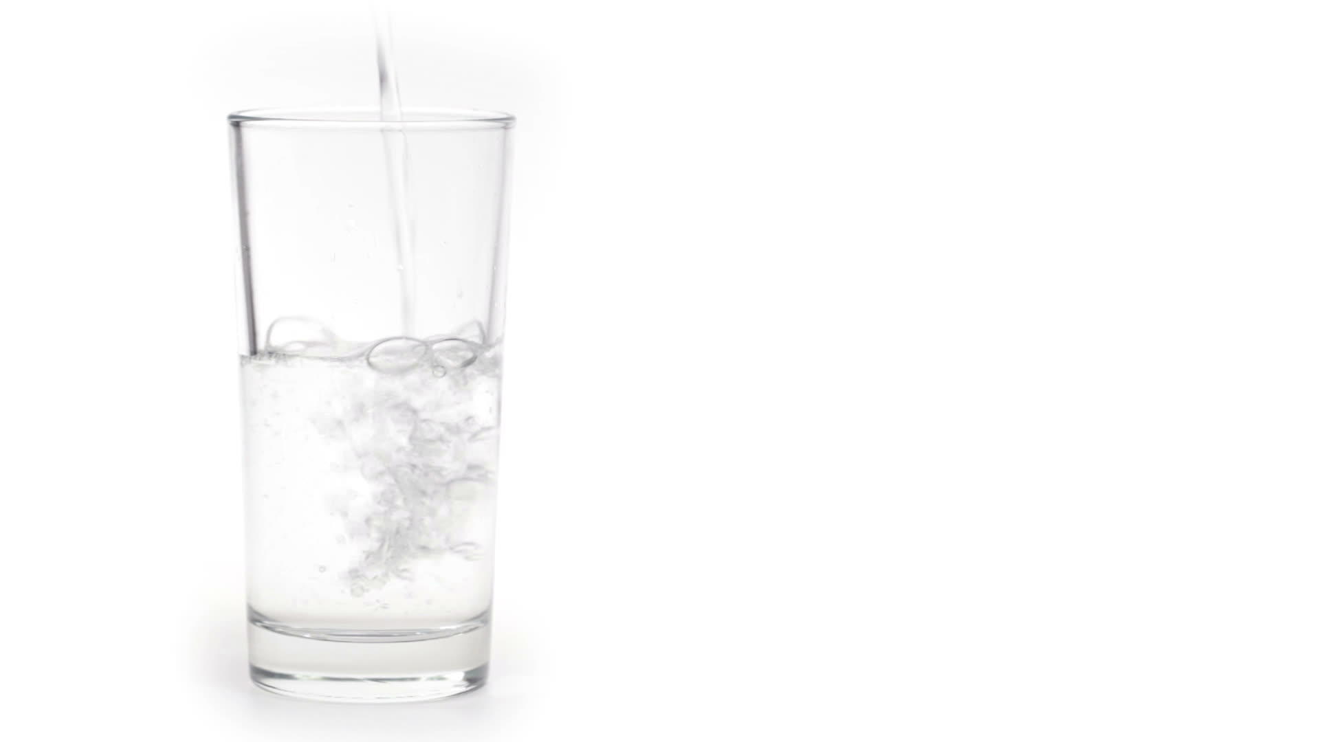 白色底部的玻璃水隔离冰视频的预览图