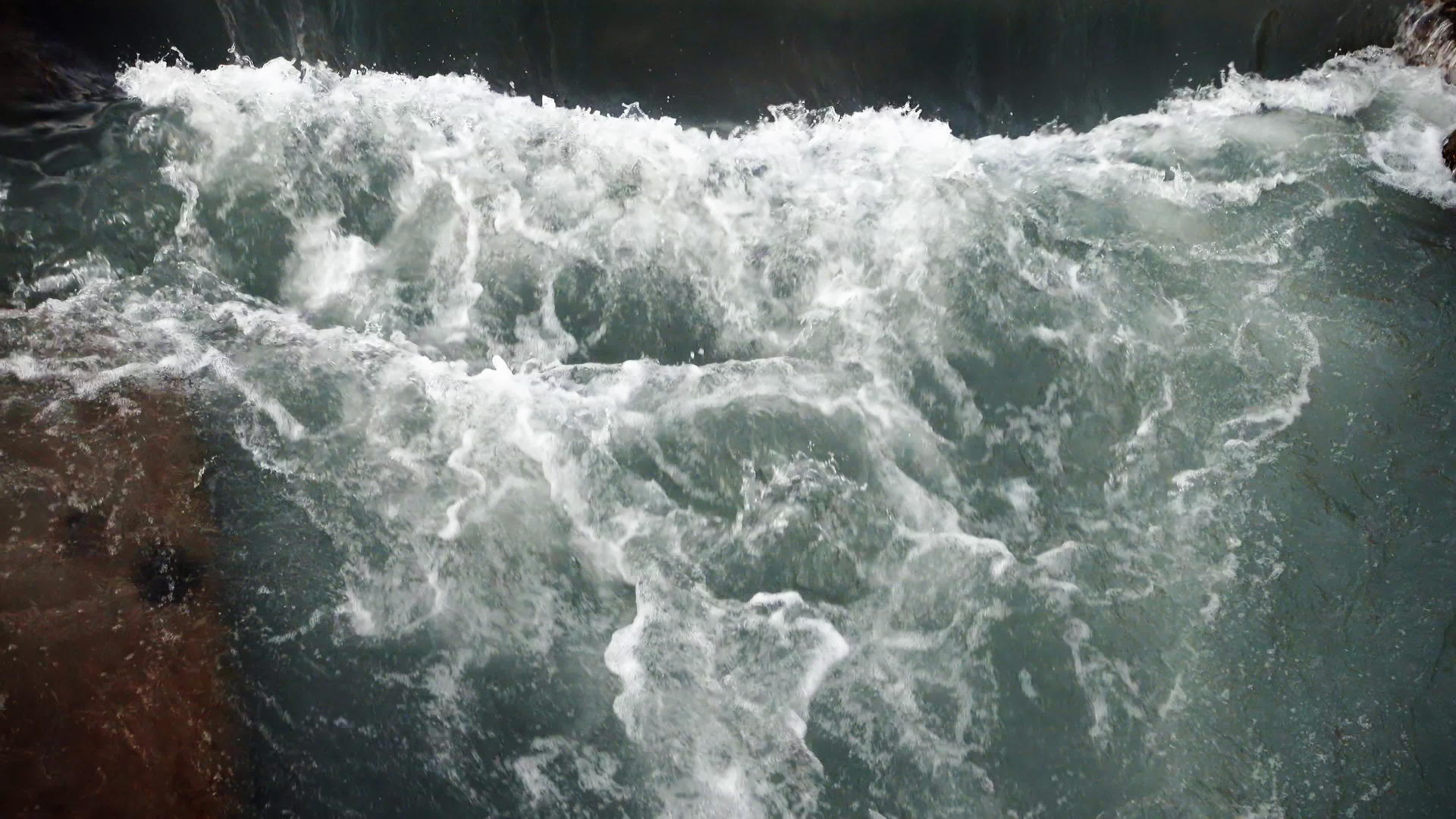 流水的瀑布视频的预览图