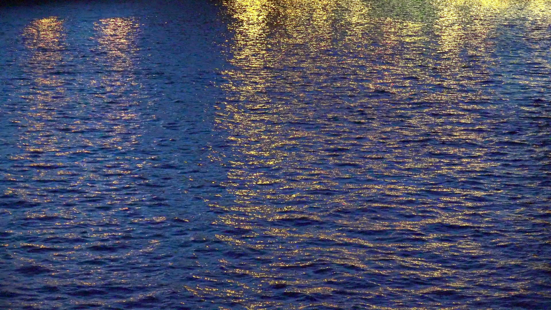 在深蓝色的水面上蛇河上有一个清丽的女人视频的预览图