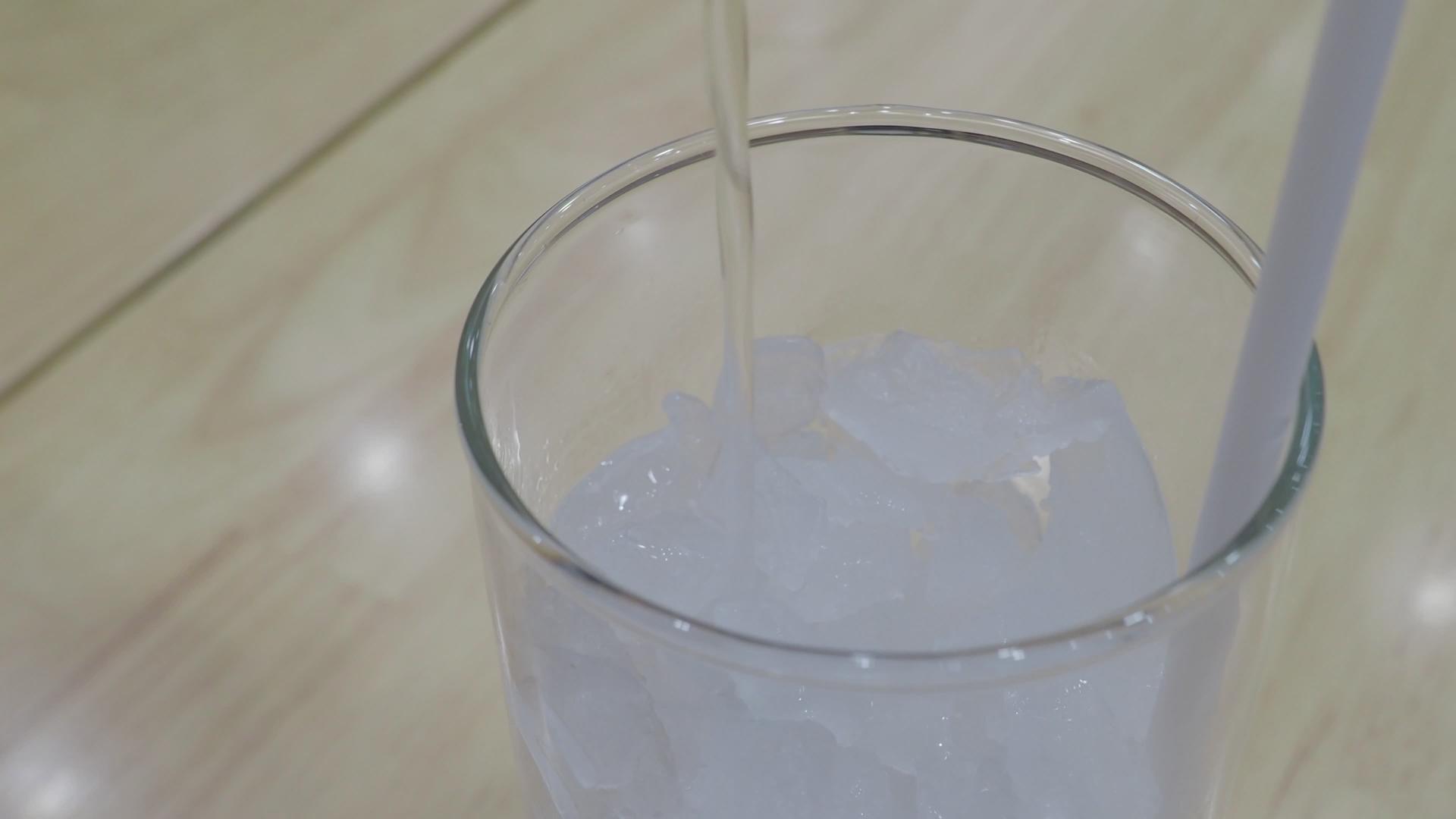 将清洁饮用水倒入玻璃杯中视频的预览图