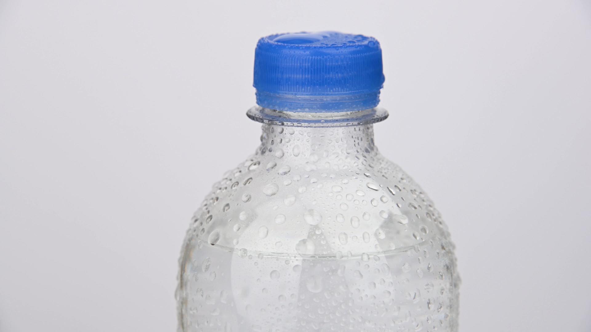 塑料水瓶在白色上旋转视频的预览图
