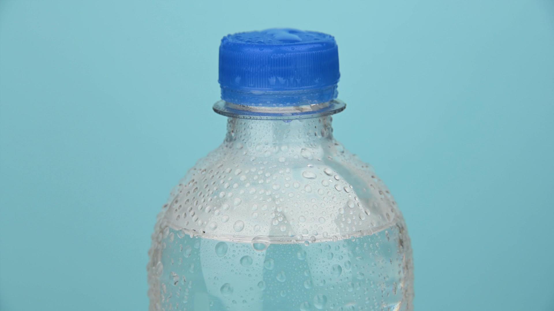 蓝色旋转塑料水瓶视频的预览图