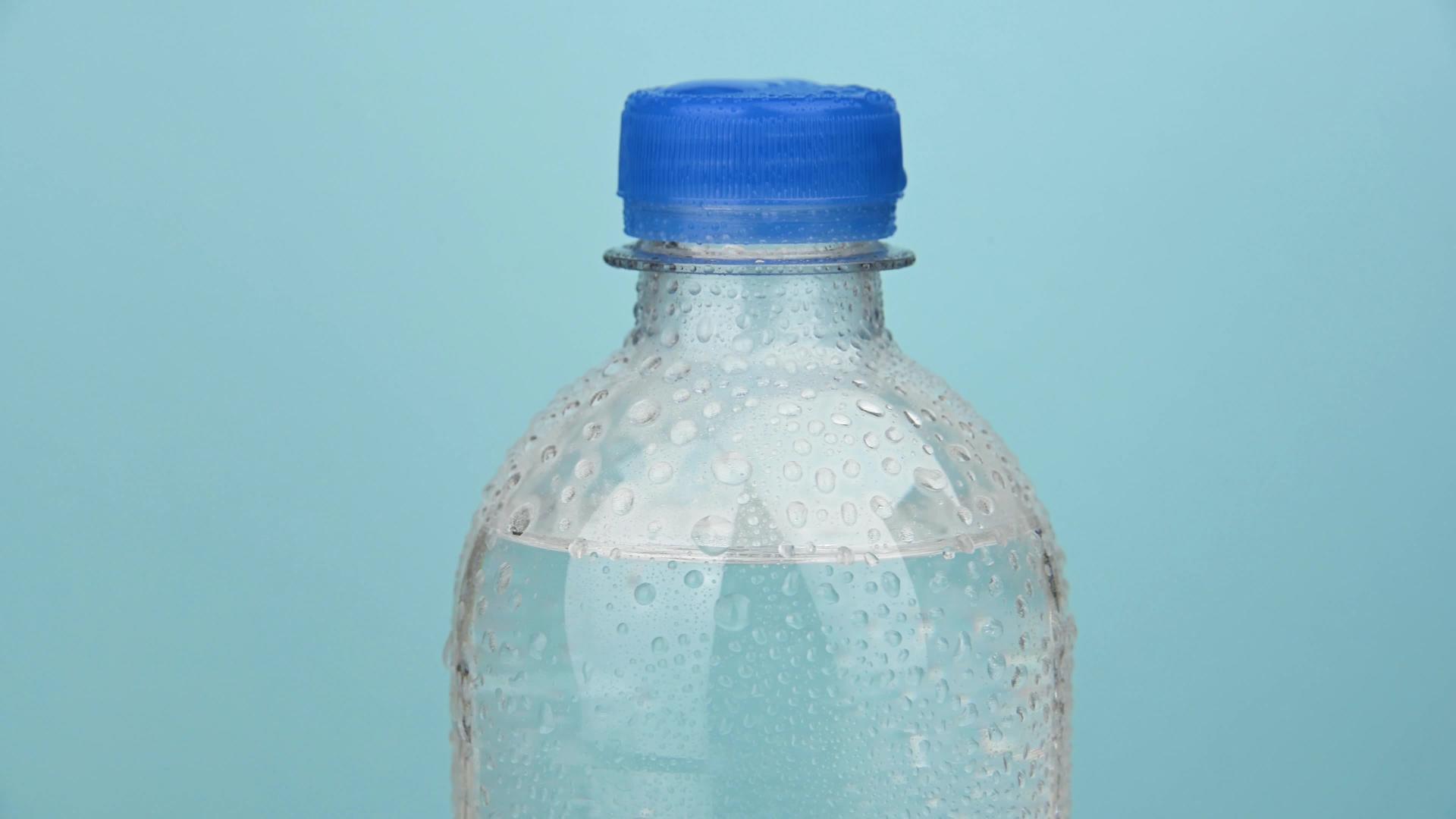 蓝色旋转塑料水瓶视频的预览图