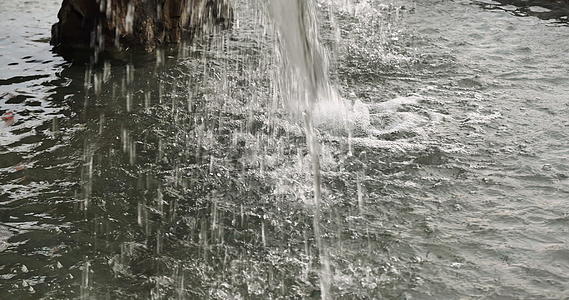 喷泉喷洒瀑布4k视频的预览图