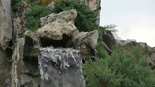 喷泉喷雾瀑布慢速运动视频的预览图