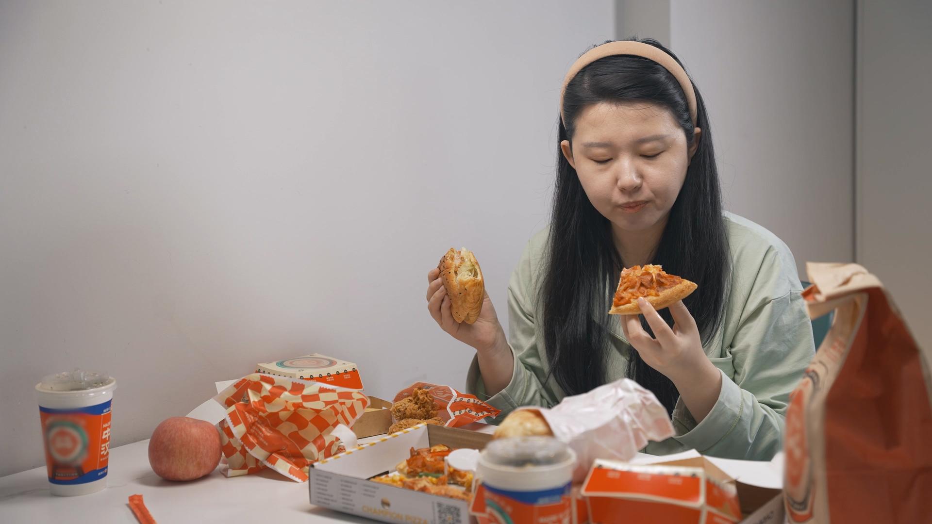 女性肥胖4k暴饮暴食亚健康视频的预览图