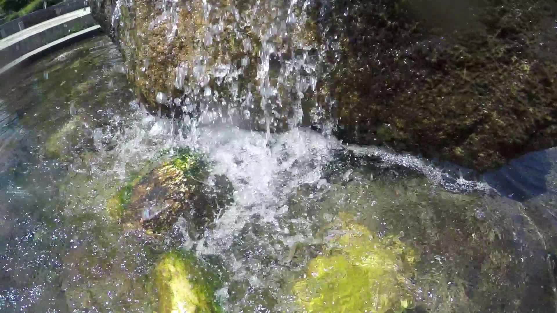喷泉水倒流飞溅慢慢地移动视频的预览图