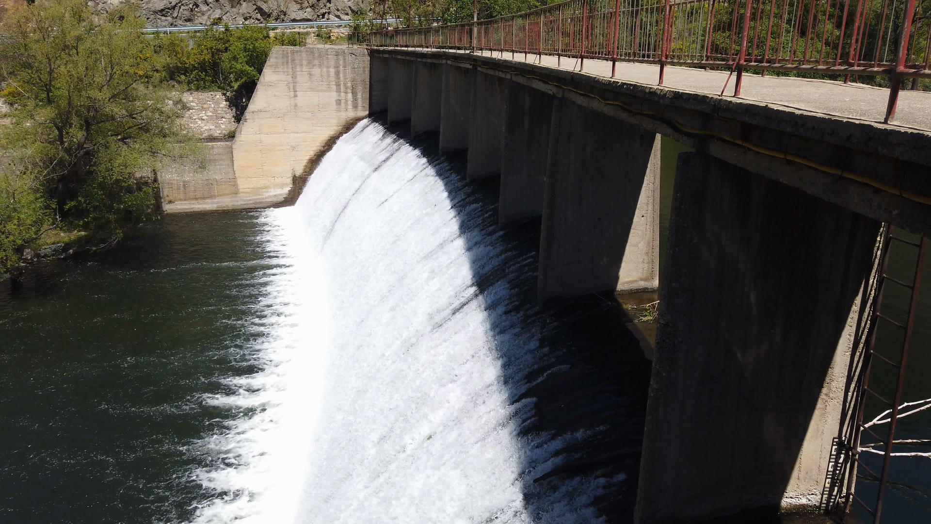 大坝的水排放和大坝的排放视频的预览图