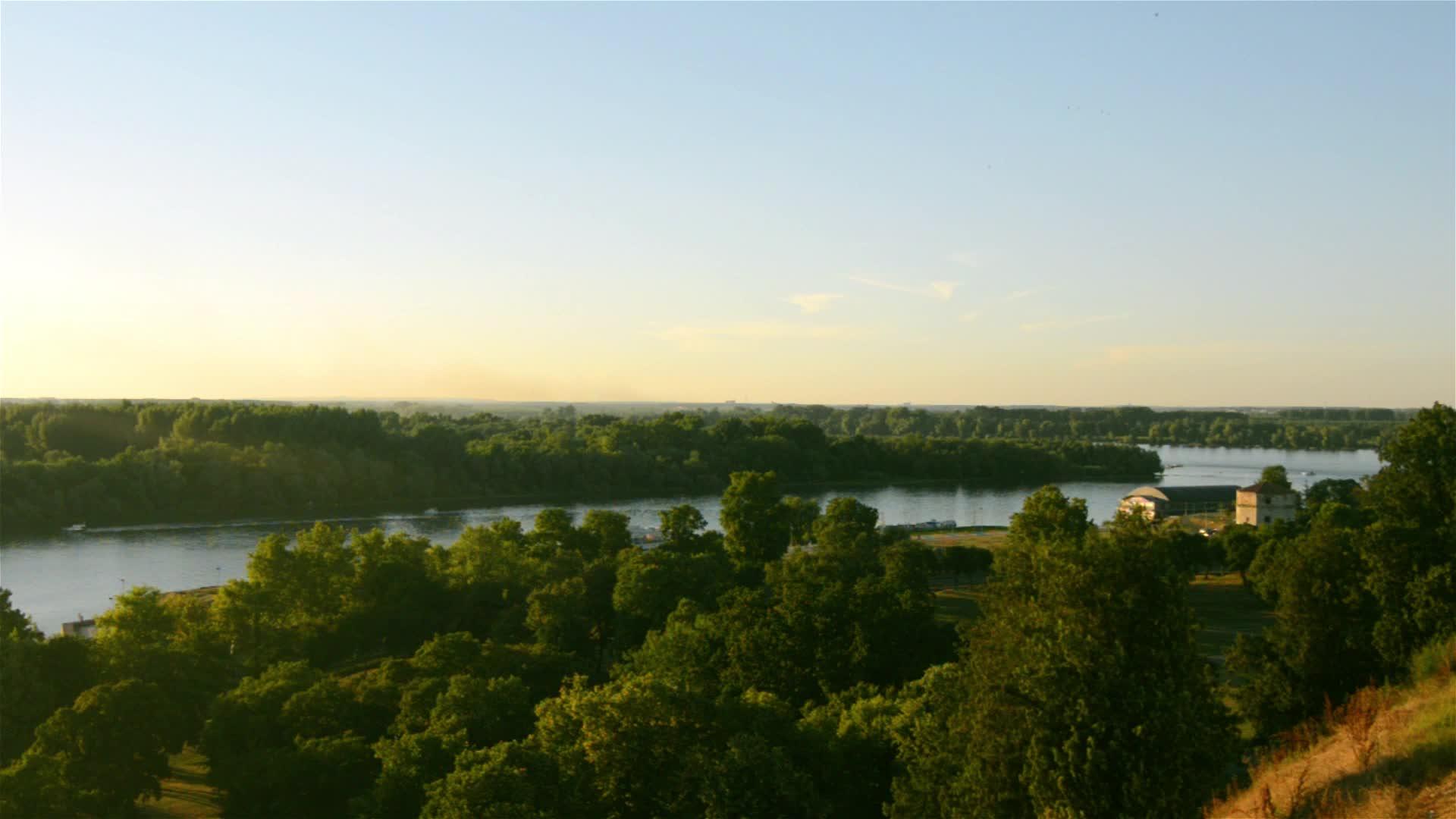 沙瓦和丹贝河在贝尔格勒市日落视频的预览图