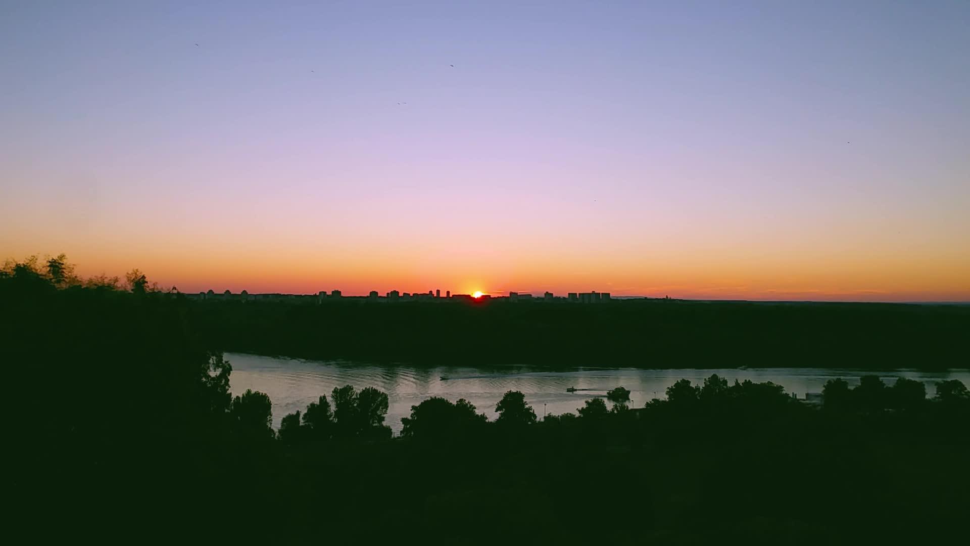 丹露河的日落景色视频的预览图
