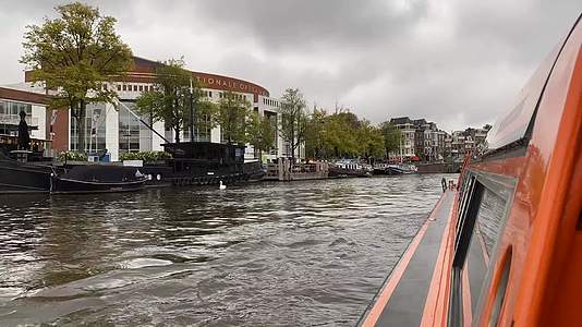 在阿姆斯特丹运河上旅行视频的预览图