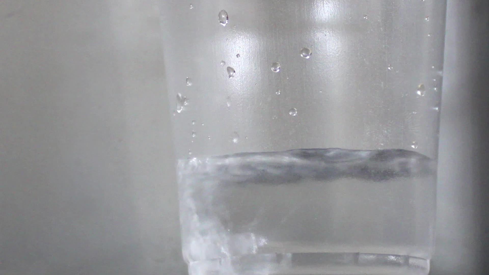 冷水器在塑料杯中的水视频的预览图