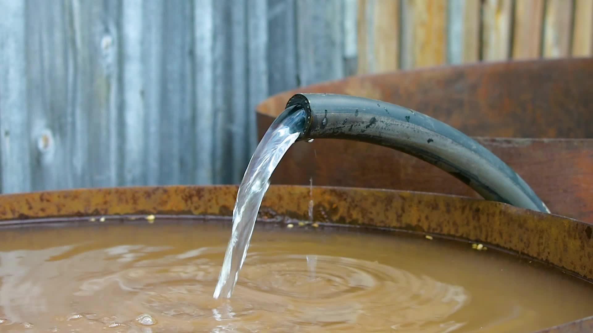 用水管中的自来水填充生锈的水箱视频的预览图