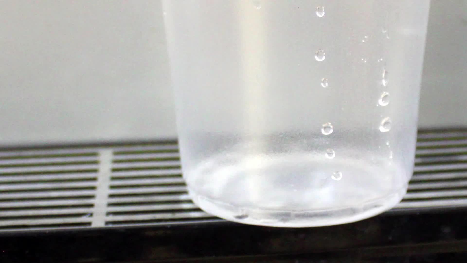 冷水器在塑料杯中的水视频的预览图