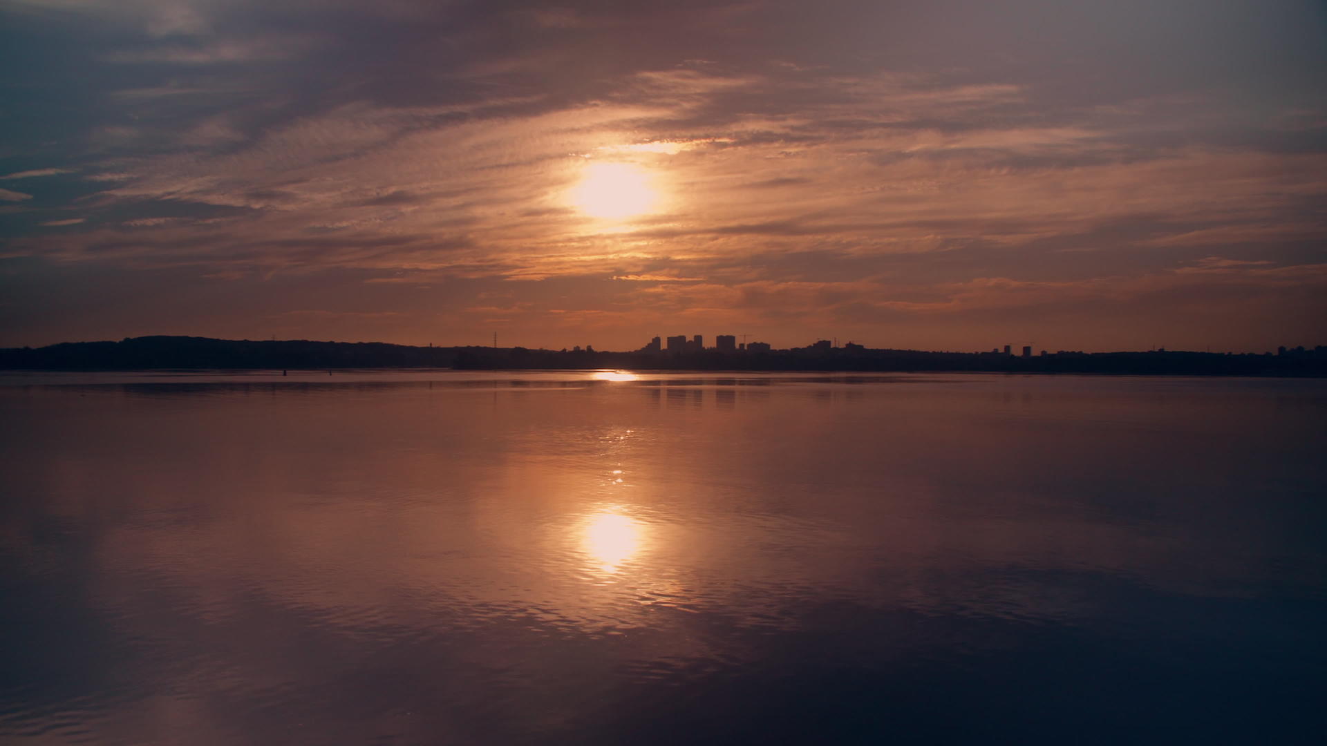 水景和日落之间的天线视频的预览图
