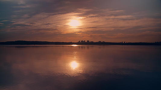 水景和日落之间的天线视频的预览图