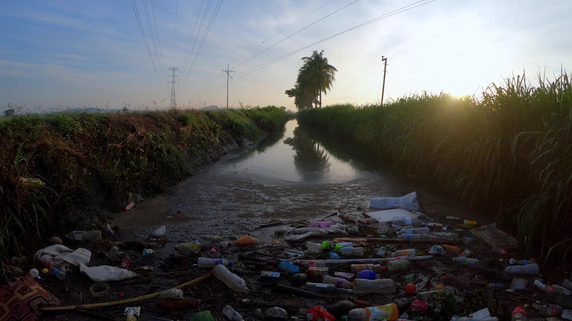 一枪扫过河里堆积的垃圾视频的预览图