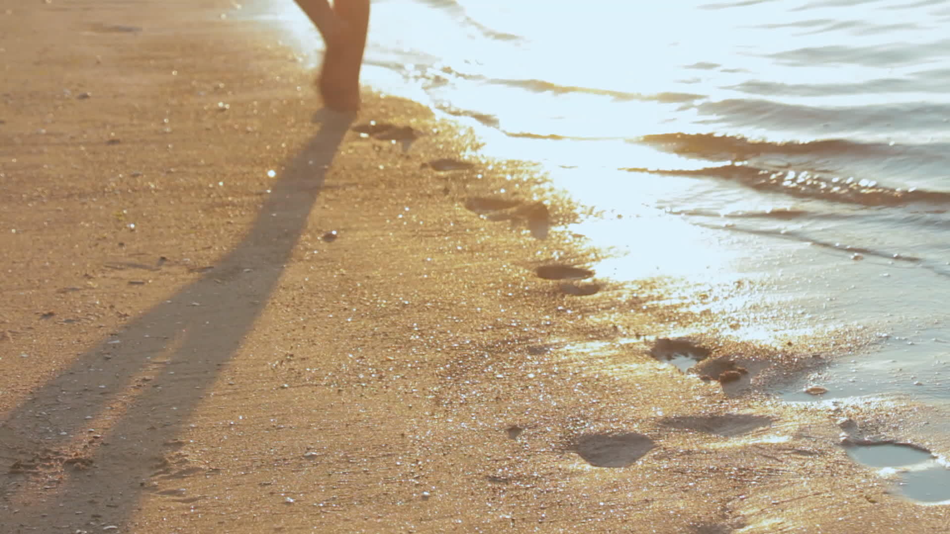 在奇怪的日落中女孩跑到浅海浪中视频的预览图