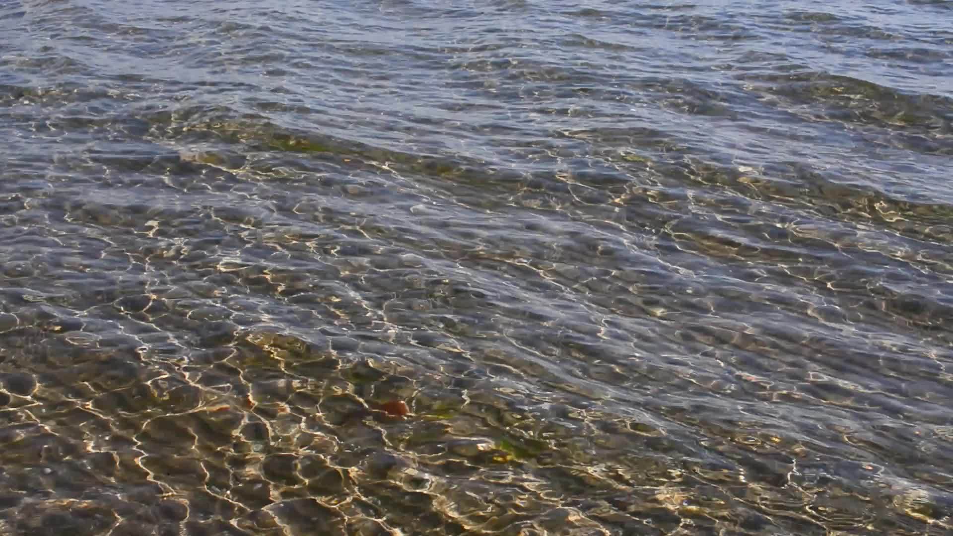 阳光在海水中的折射视频的预览图
