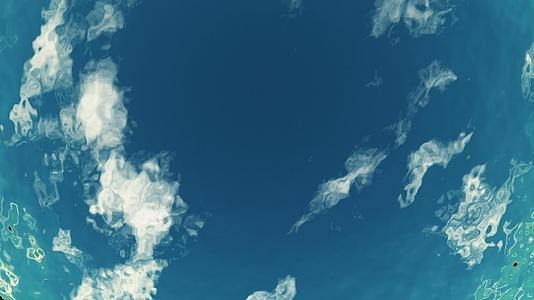 4千瓦水反射云中的云视频的预览图
