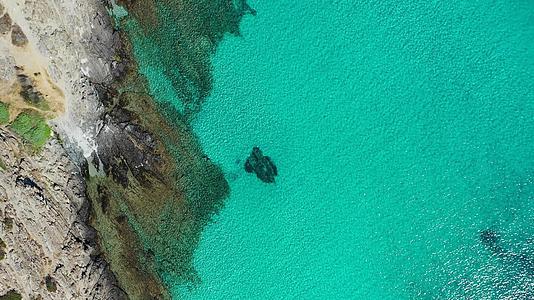 空中无人机俯瞰热带天堂就像海滩上纯净清澈的绿松石水视频的预览图