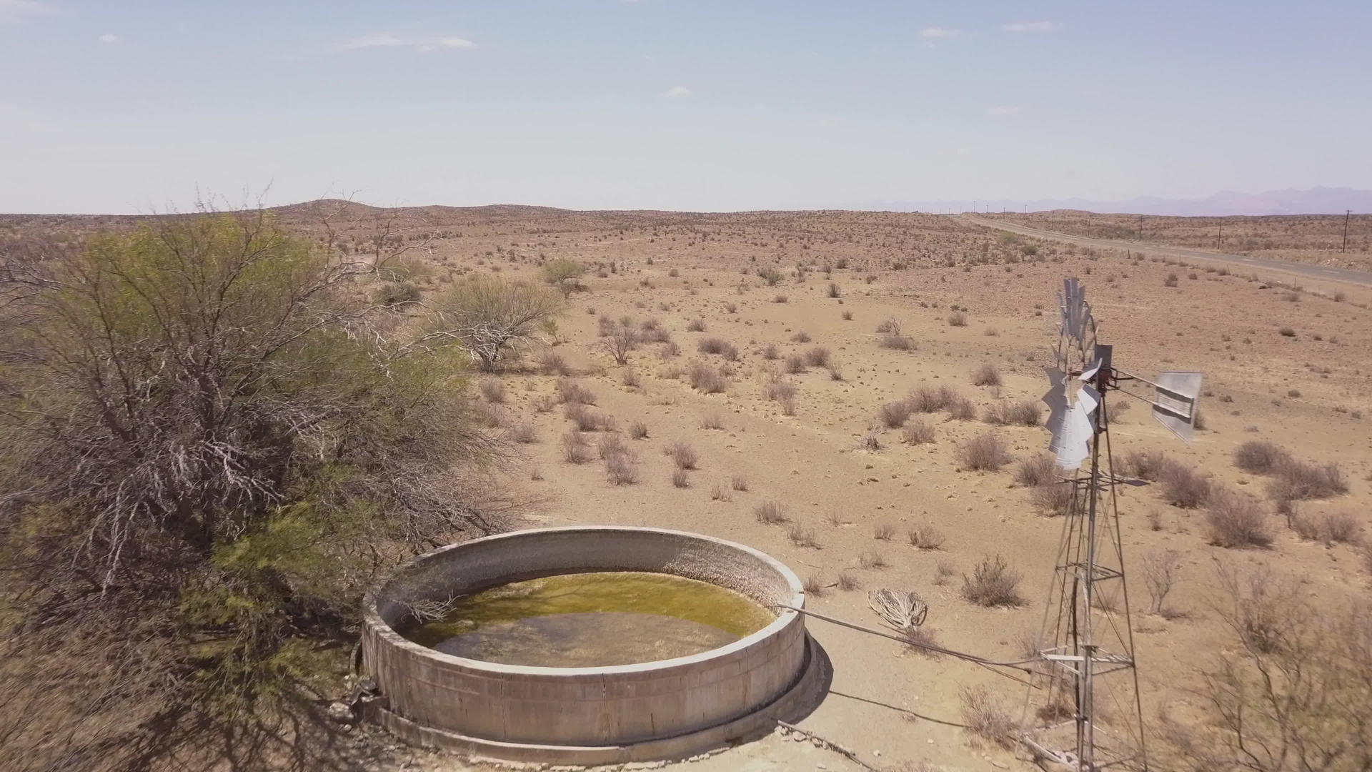 在干燥的沙漠景观中水泵是空的视频的预览图