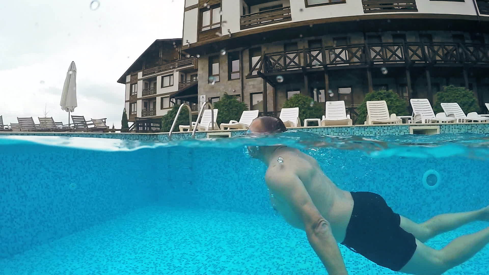在豪华的维拉游泳池里游泳视频的预览图