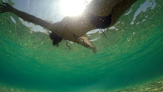 在海里漂浮和玩耍被阳光照射在水下视频的预览图