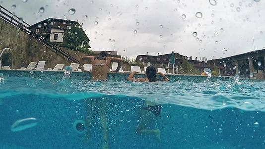 两个女孩在雨天游泳然后离开游泳池Gopro圆顶半水下视频的预览图