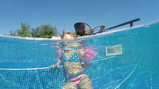 暑假期间水下风景慢动作在游泳池里玩游戏视频的预览图