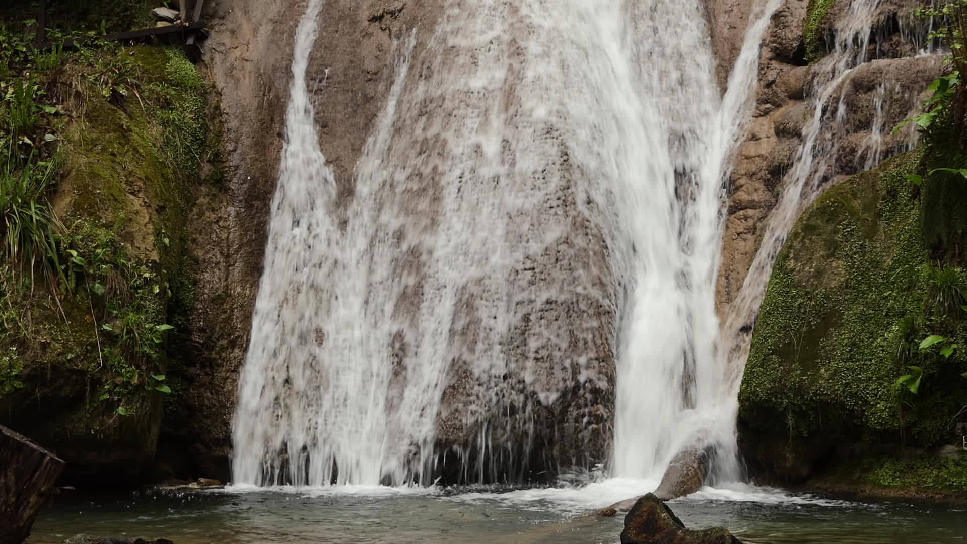 自然山水瀑布视频的预览图