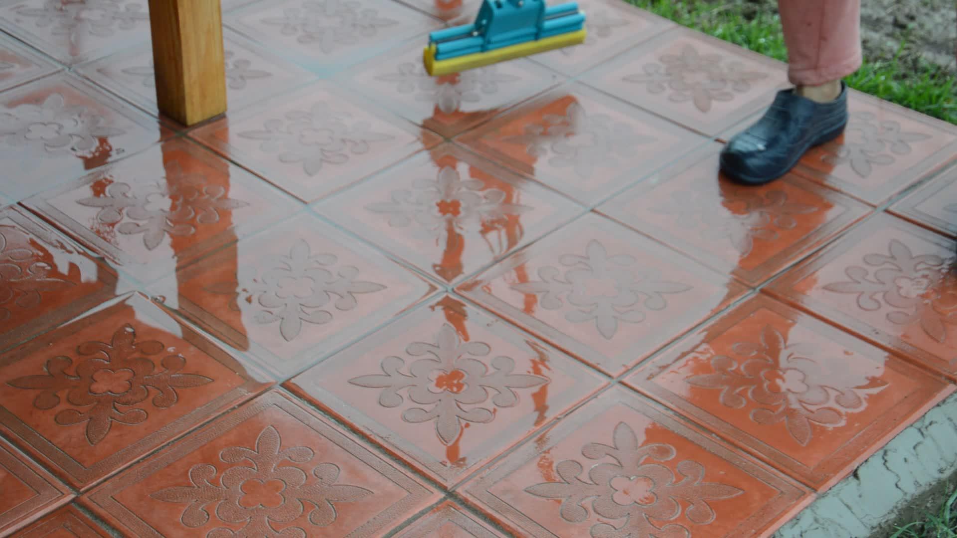 女性用拖把和水清洗地砖视频的预览图