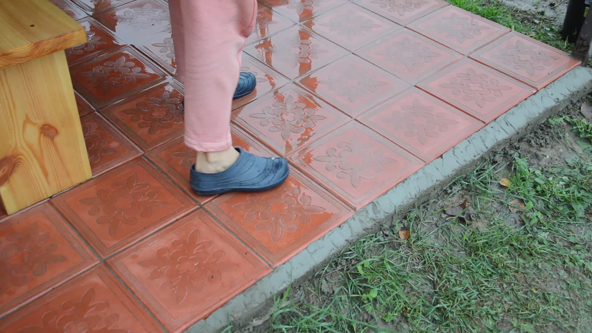 女性用拖把和水清洗地砖视频的预览图