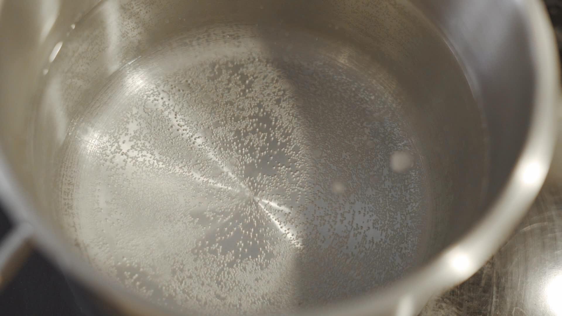 热水沸水底部的气泡视频的预览图