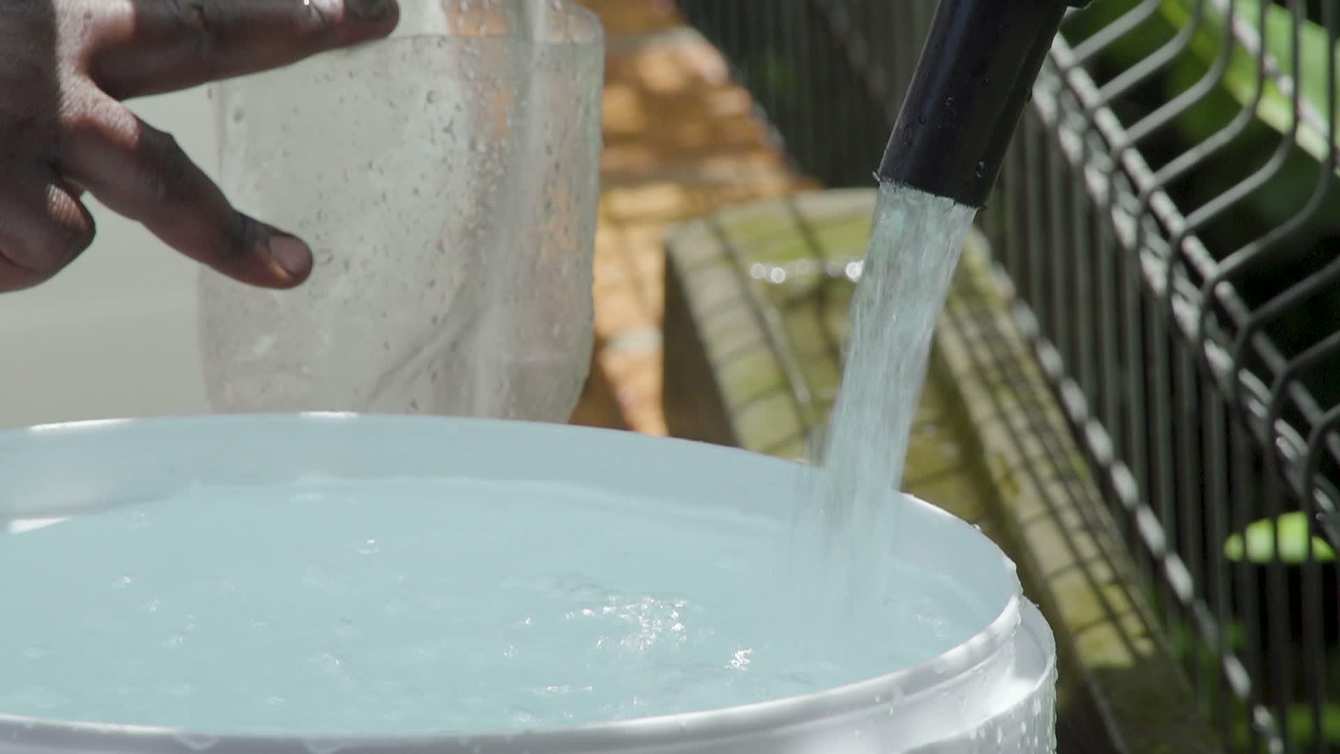 水危机期间牛角人排水视频的预览图
