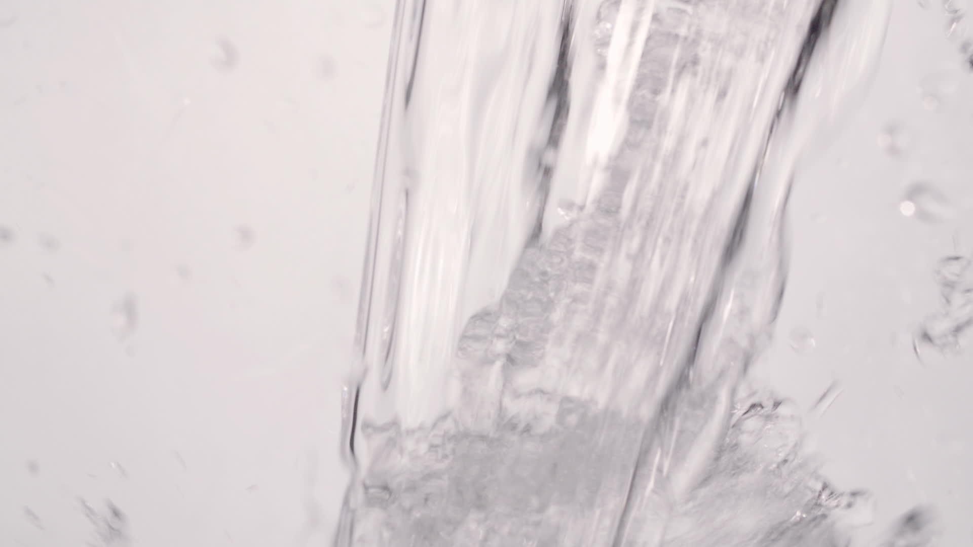 清洁水晶倒入玻璃中的慢动体视频的预览图