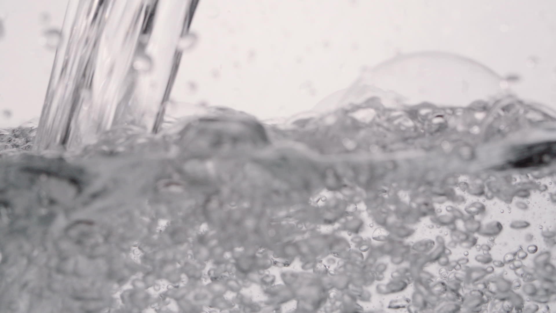 水和气泡在地表和水下浇水视频的预览图
