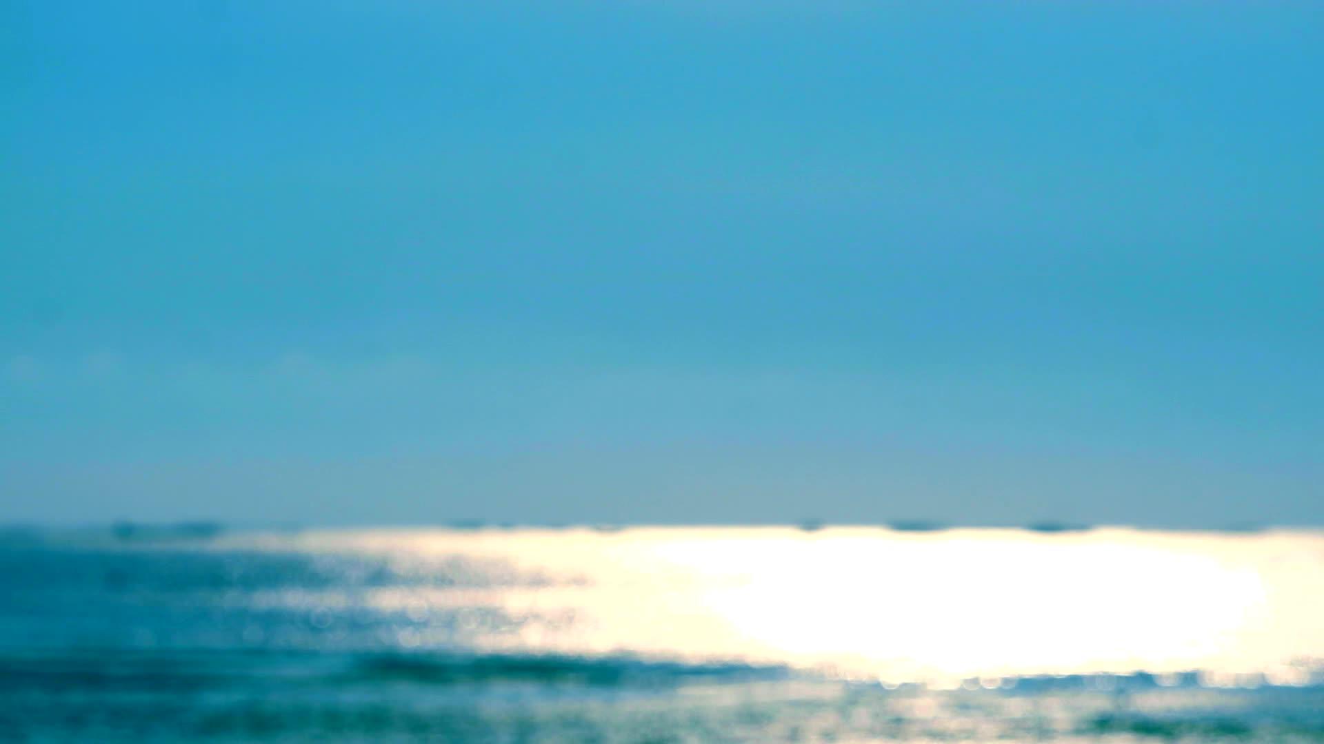 太阳的模糊反射在海面和微小的波浪中移动时视频的预览图