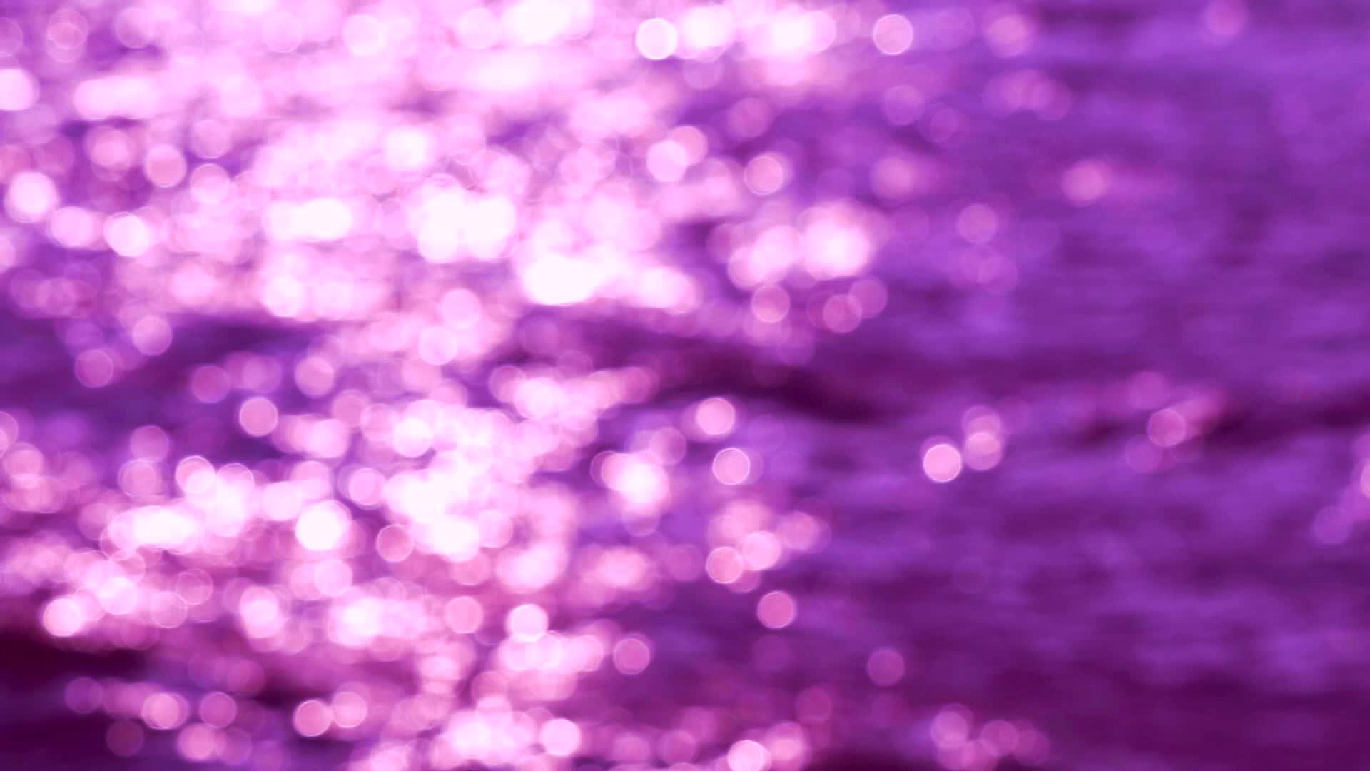 紫色和白色的下午bokeh闪烁的背景是海浪的模糊反射视频的预览图