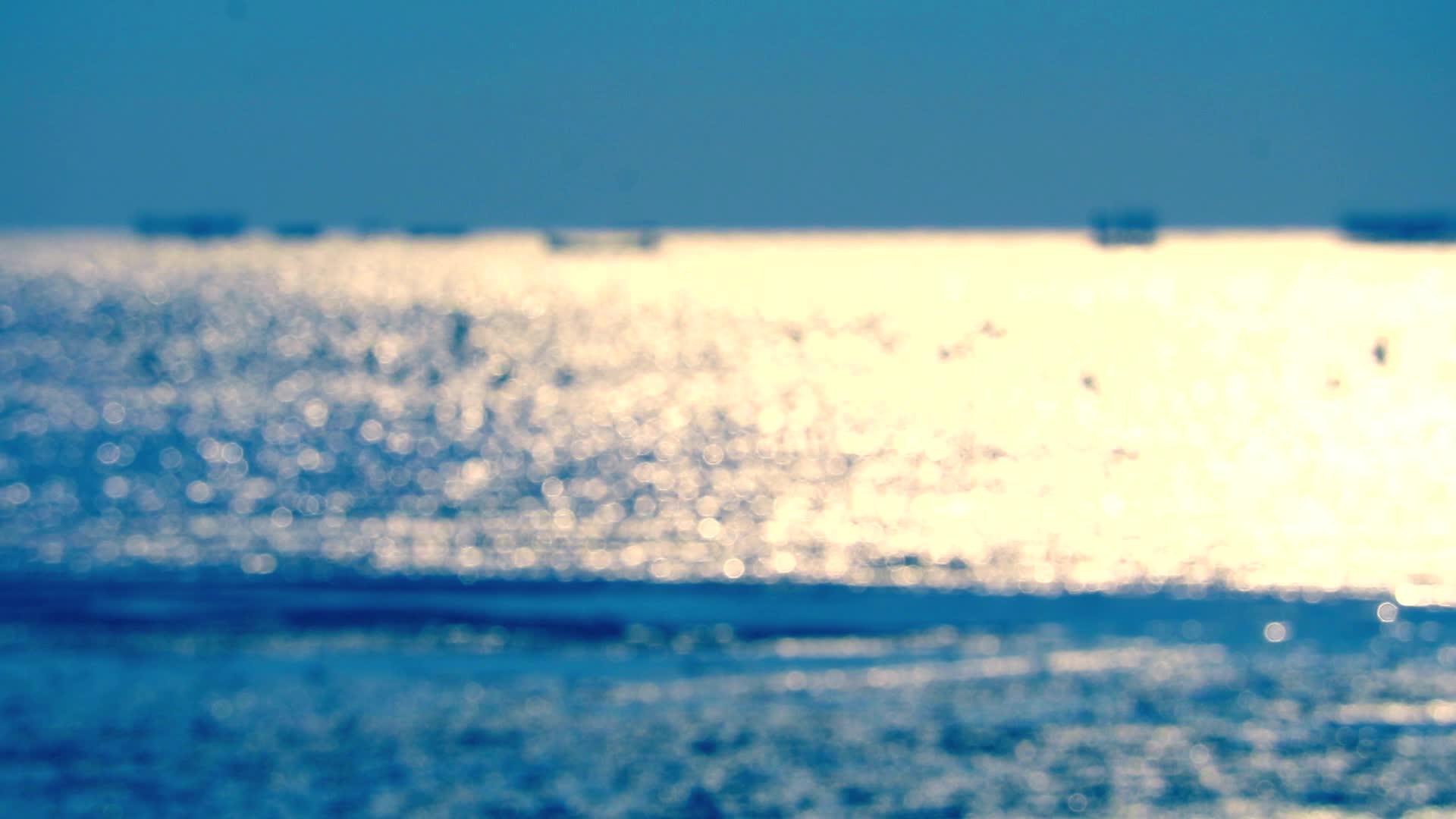 海面和小浪的模糊反射运动照亮了太阳视频的预览图