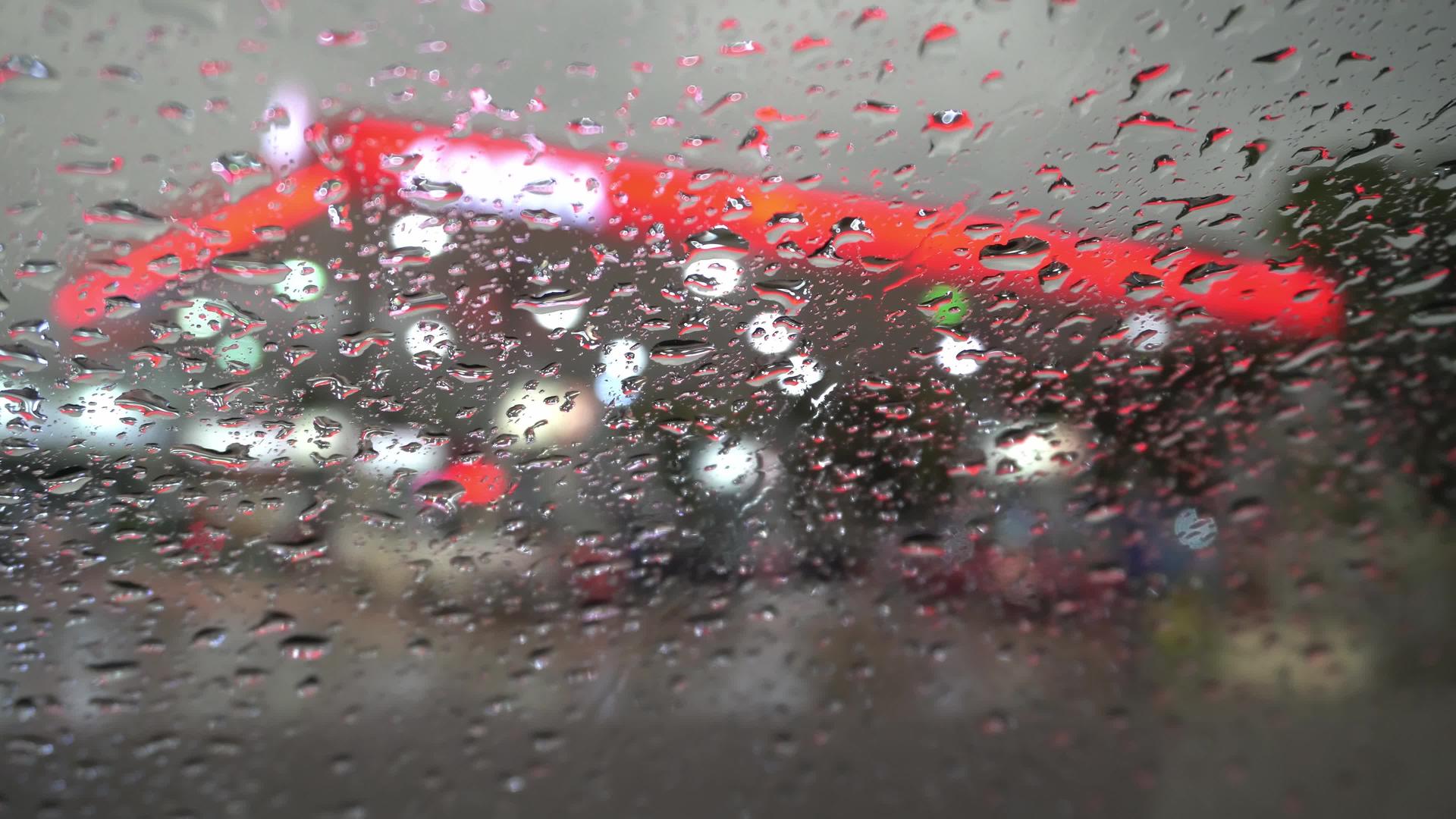 汽车上有选择性的焦点雨滴视频的预览图