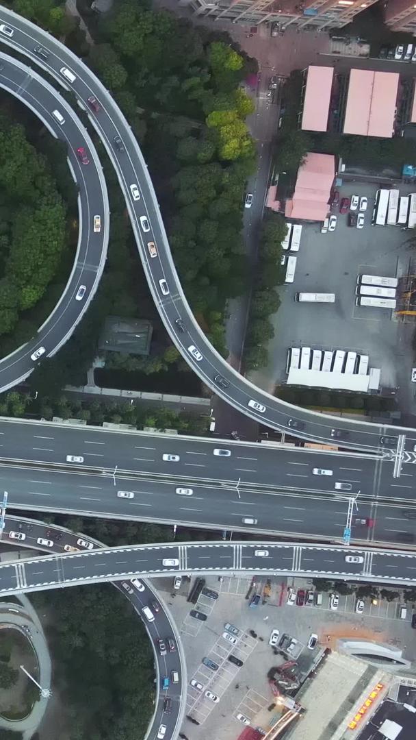 航拍拍摄城市风光旋转的立体交通枢纽堵车流量材料视频的预览图