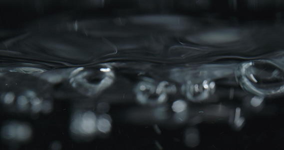 地表水和水的运动视频的预览图
