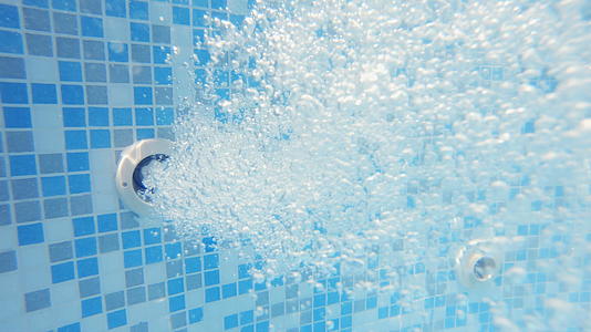 温泉水池喷气式喷水器产生的水下泡沫蓝色瓷砖慢动视频的预览图