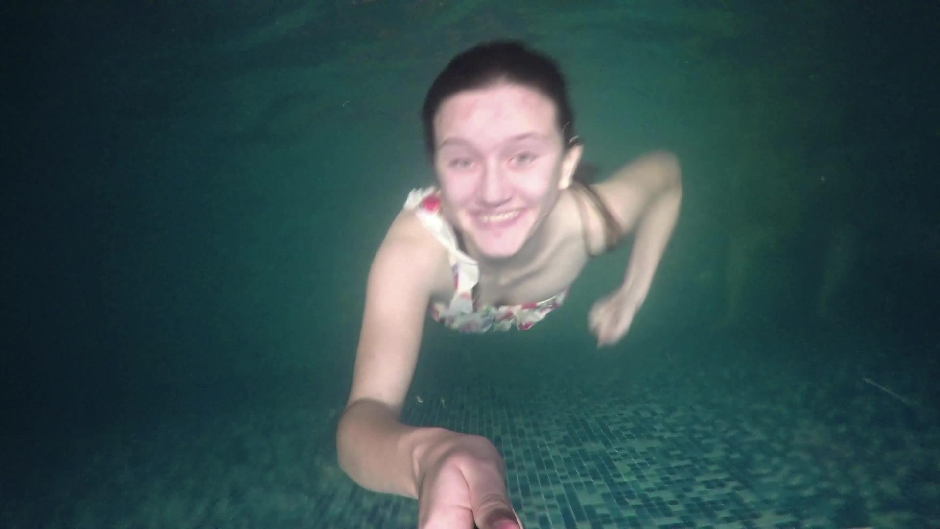 女性夏季服装在游泳池水下游泳视频的预览图