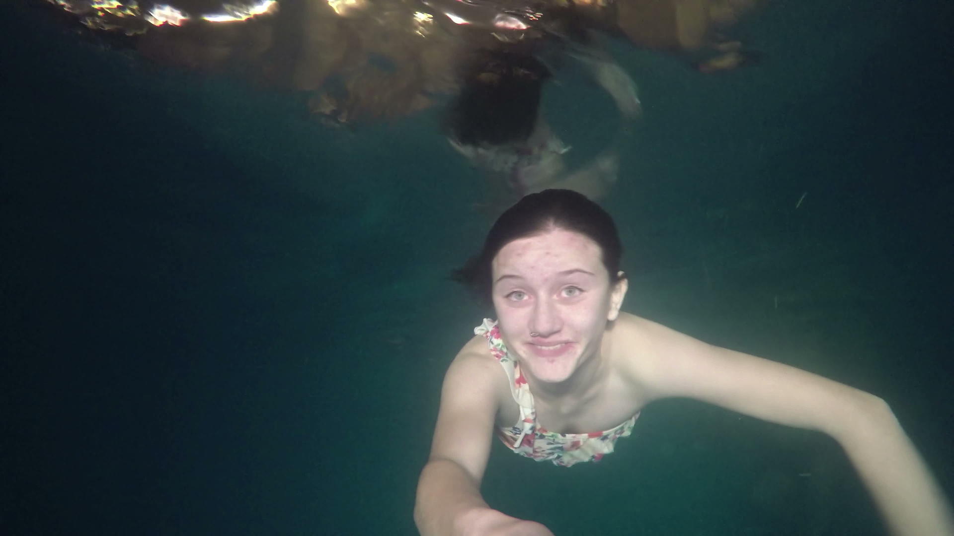 女性夏季服装在游泳池水下游泳视频的预览图