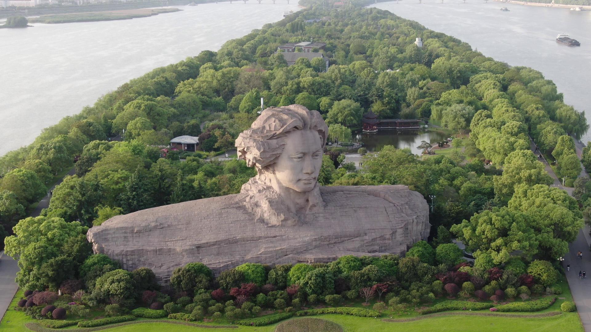 航拍毛主席雕像特写视频的预览图