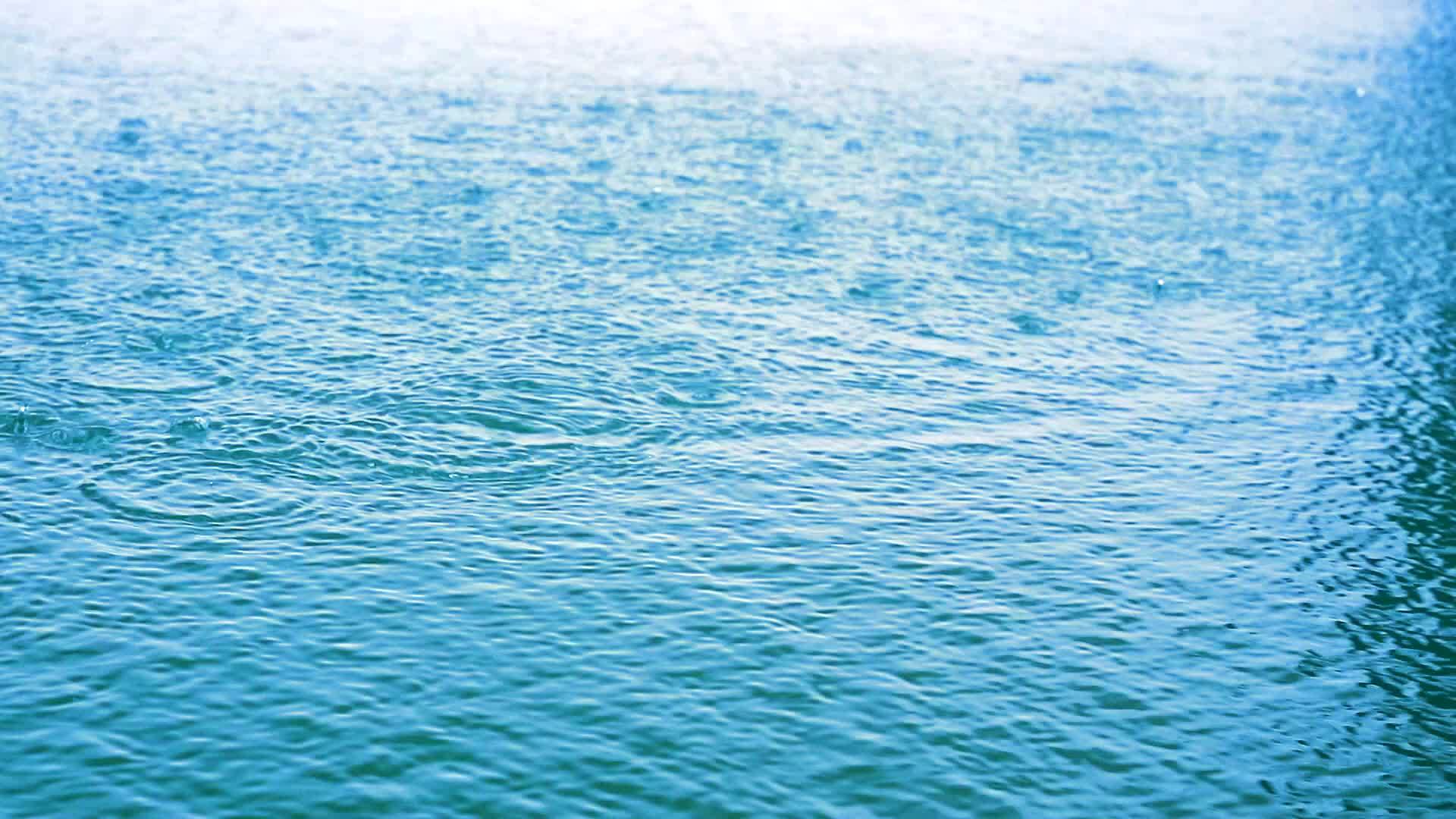 雨水落在蓝色纯净清澈的水面上视频的预览图