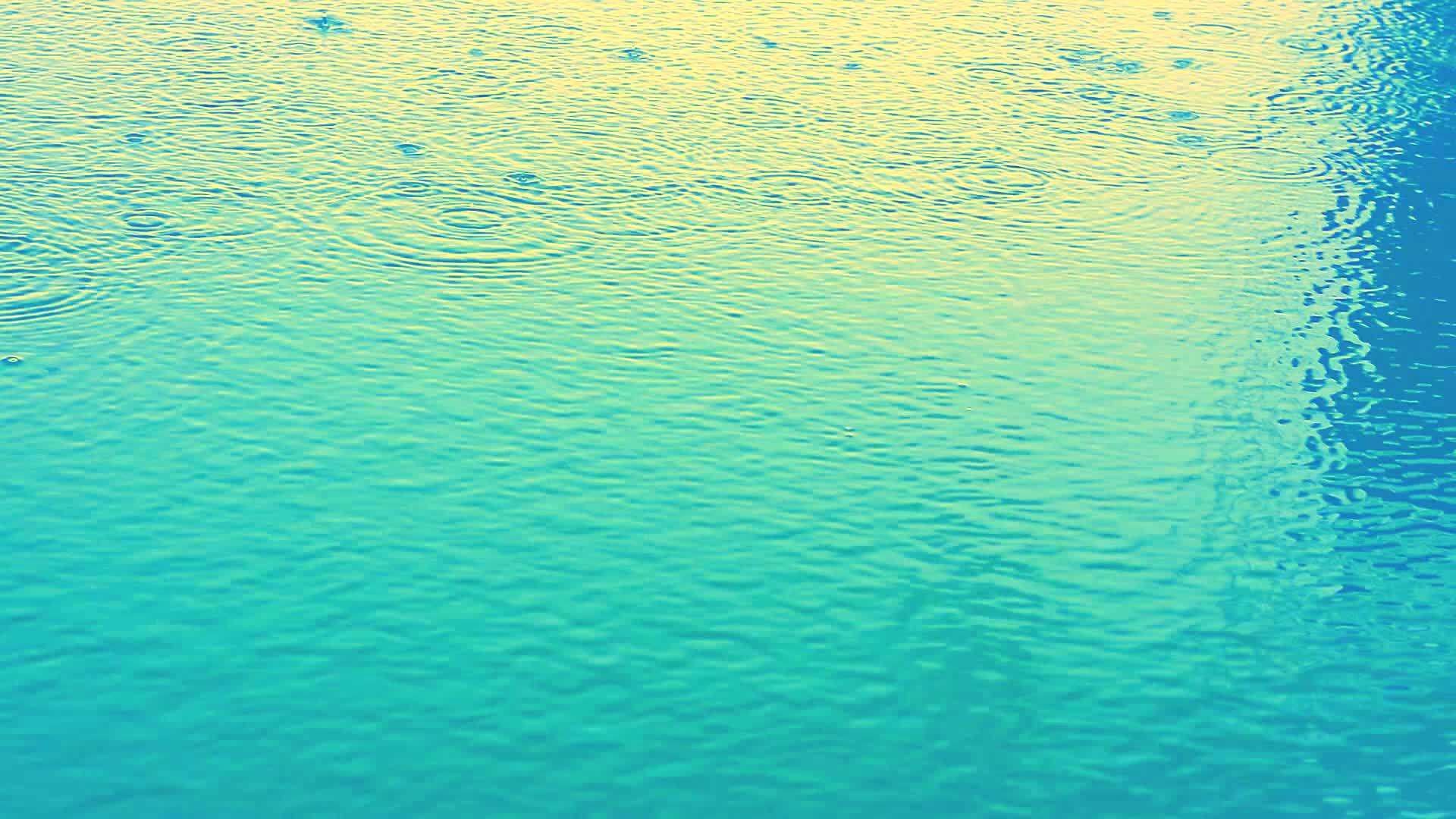 雨水落在蓝色纯净清澈的水面上反射日落视频的预览图